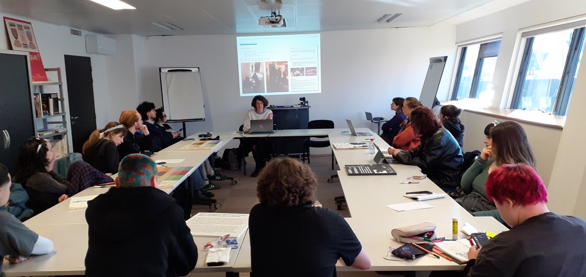 Hélène Decaen expose le projet au groupe de 15 jeunes.